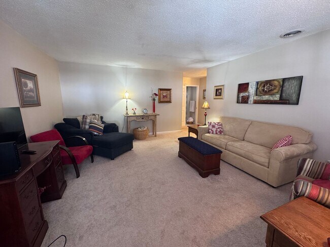 Building Photo - Lovelaceville Road