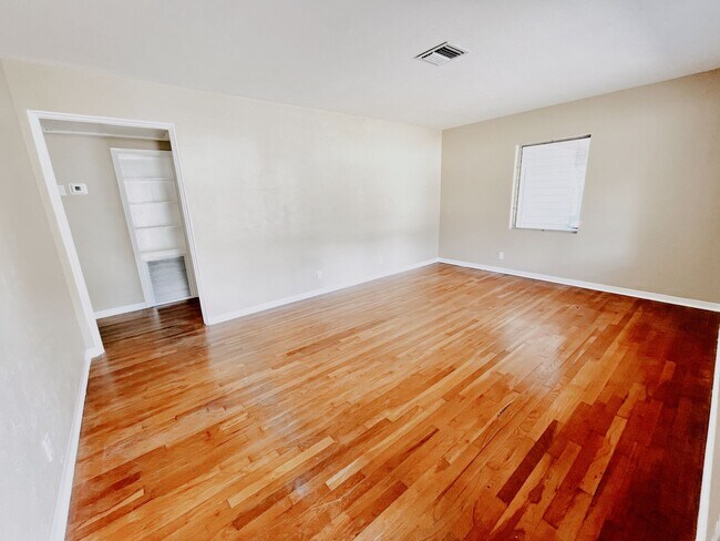 Building Photo - 3/1 AVAILABLE NOW!