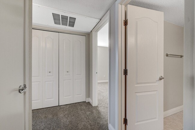Building Photo - Charming 3 Bedroom Upstairs Condo in a Gat...