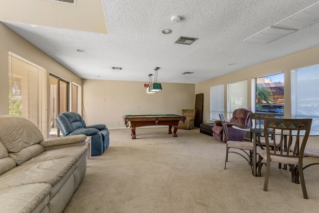 Building Photo - COMING SOON! Spacious 1 Bed 1 Bath Condo i...
