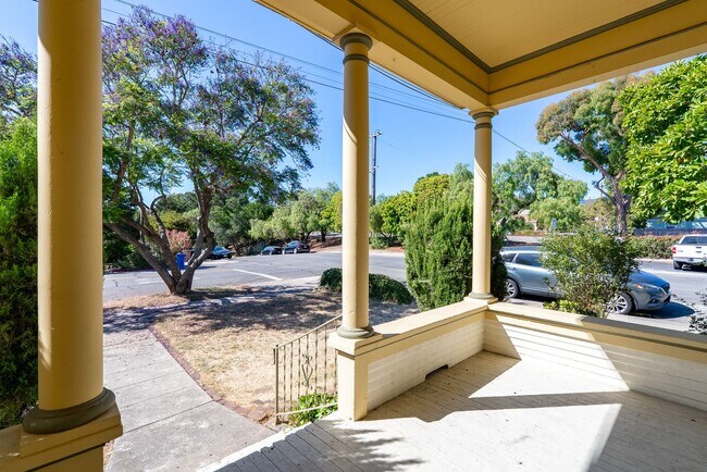 Building Photo - 5 Bedroom 2 Bathroom House - AVAILABLE JULY 2026 - MAY 2027