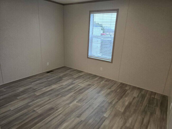 Building Photo - 415 NW Poplar Ave