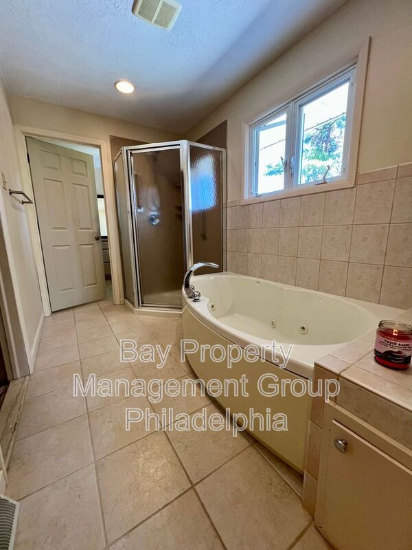 Building Photo - 303 Hedgerow Ln