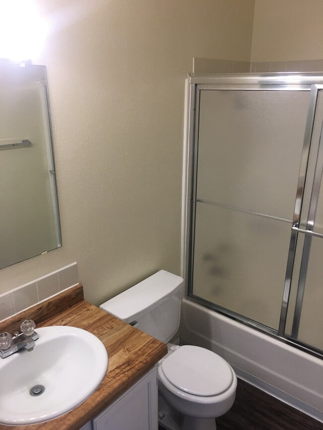 Building Photo - 2 Bedroom Condo in Country Club Villas Com...