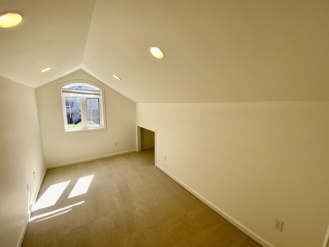 Building Photo - 4802 NE 45th St