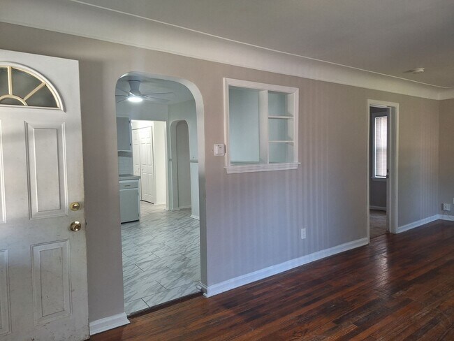 Building Photo - Harper Woods bungalow