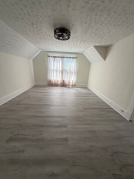 Building Photo - 401 E Broad St