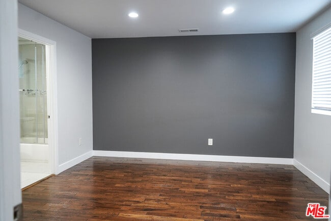 Building Photo - 2114 1/2 Ridgeley Dr