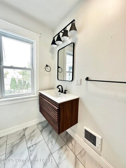 Building Photo - 44 Shoemaker St