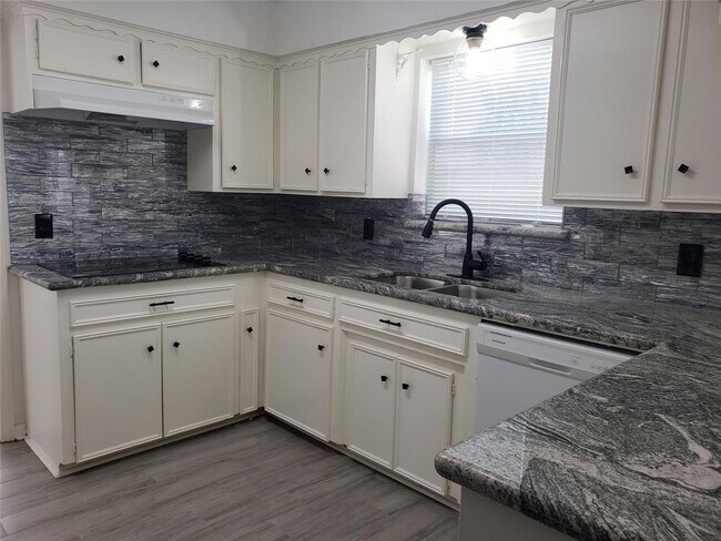 Building Photo - 9418 Brooding Oak Cir