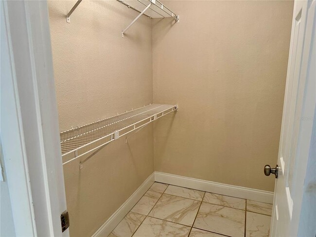 Building Photo - 4010 Versailles Dr
