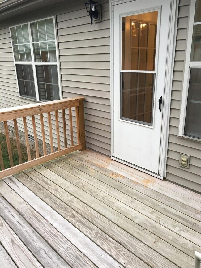 Building Photo - 3 Bedroom Hendersonville Ranch