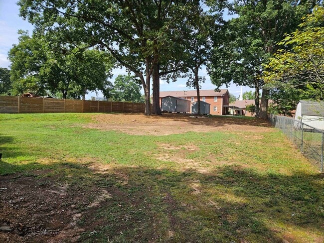 Building Photo - Fully Furnished, Beautiful Decor - 3BR / 1BA