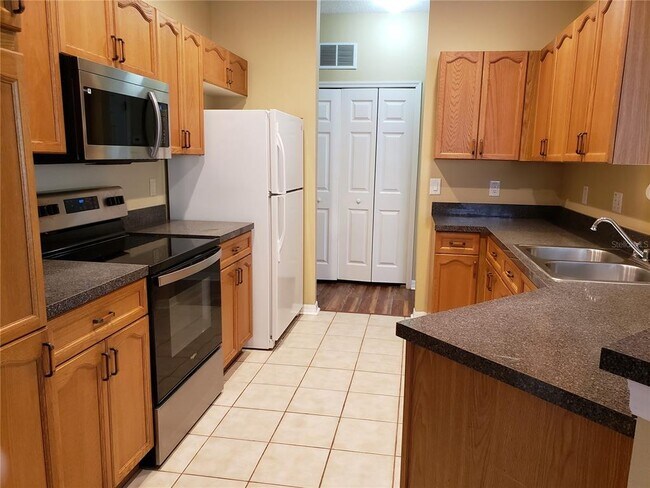 Building Photo - 3658 Oakdale Cir