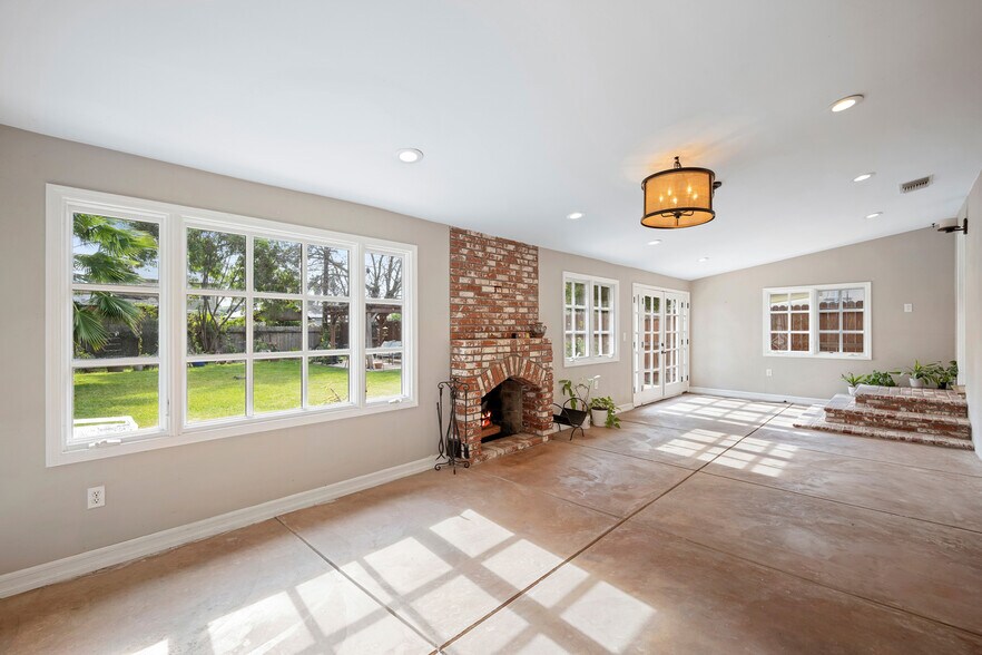 Building Photo - 16026 Valerio St