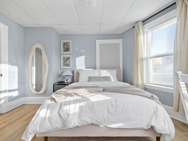 Building Photo - 168 School St