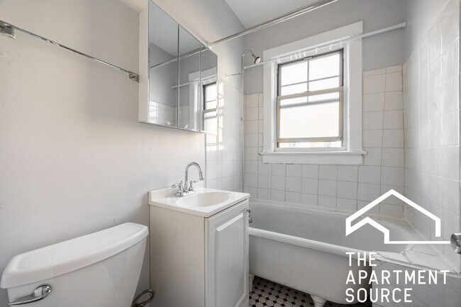 Building Photo - 3257 W Wrightwood Ave