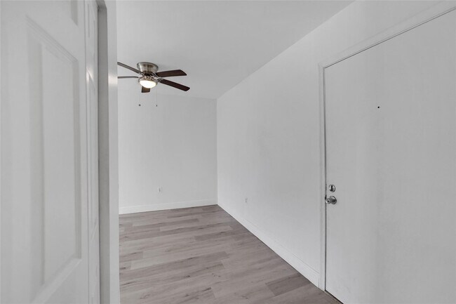 Building Photo - 301 Croton Ave