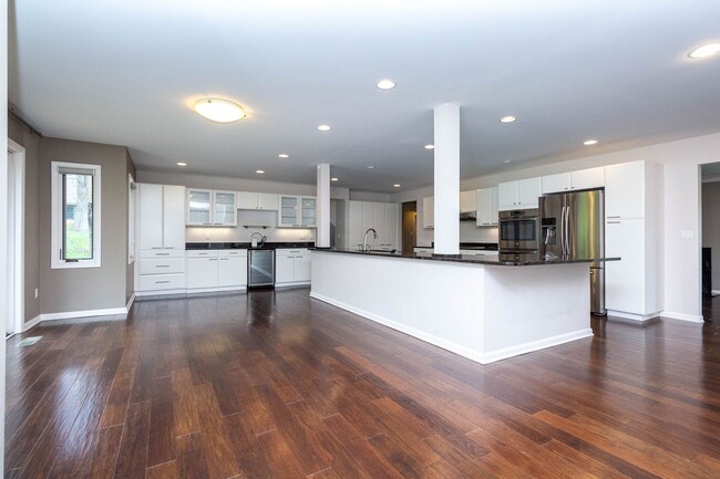 Building Photo - SOPHISTICATED COMFORT in HISTORIC FRANKLIN