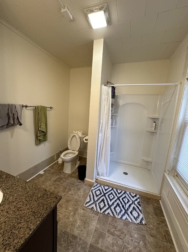 Building Photo - 5 Bed 2 Bath close to UWEC available June 1st! Has a new bathroom!