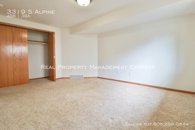 Building Photo - Perfect 4 bedroom 3 bathroom home 2200 sq ft!