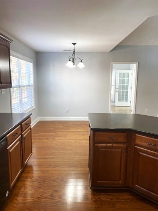 Building Photo - 4 Bedroom! Private Pool!