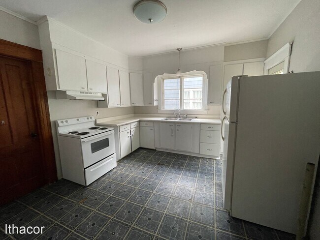 Building Photo - 3 br, 1 bath House - 4 Pendleton St