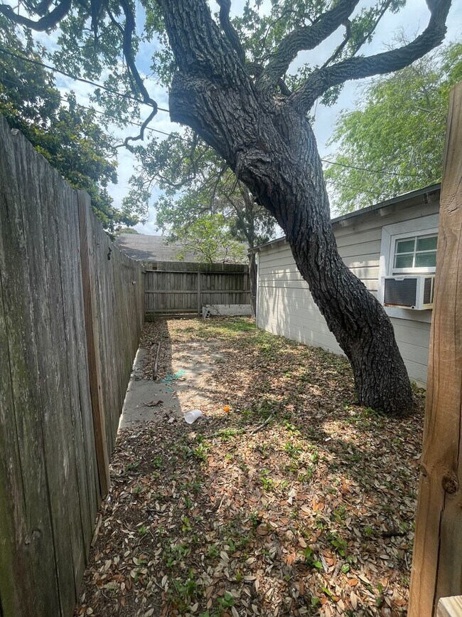 Building Photo - 902 W Lakeside Dr