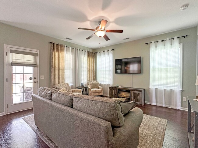 Building Photo - Fully Furnished 3 Bedroom, 2.5 Bathroom Ho...