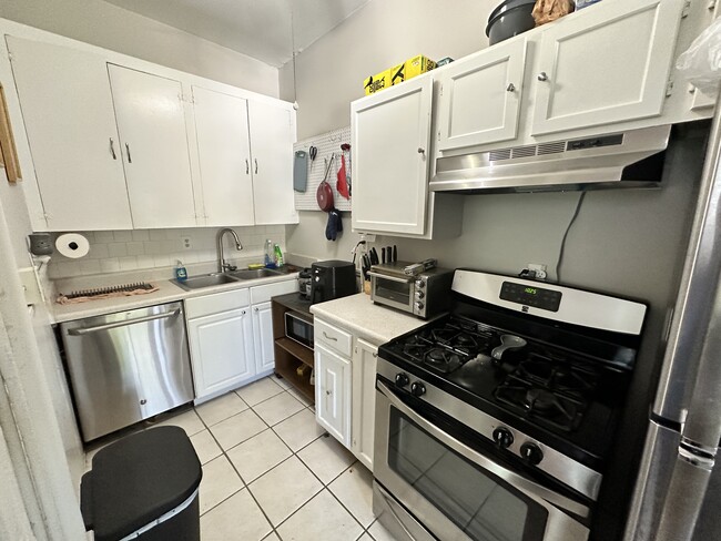 Kitchen - 3612 Hawthorne Ave