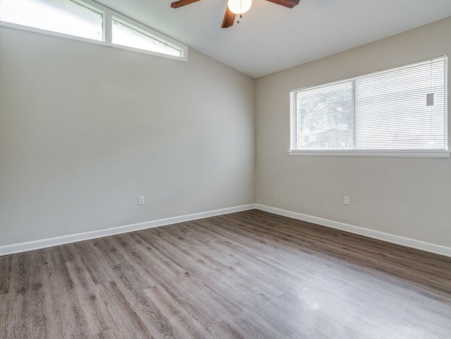 Building Photo - -Beautifully renovated 3 bedroom, 2 bathro...