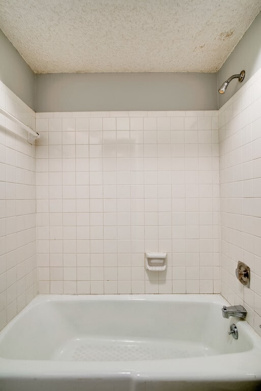 Building Photo - Amazing and spacious 3/2.5 Hermitage Townhouse with fireplace & patio!!! Pets ok!