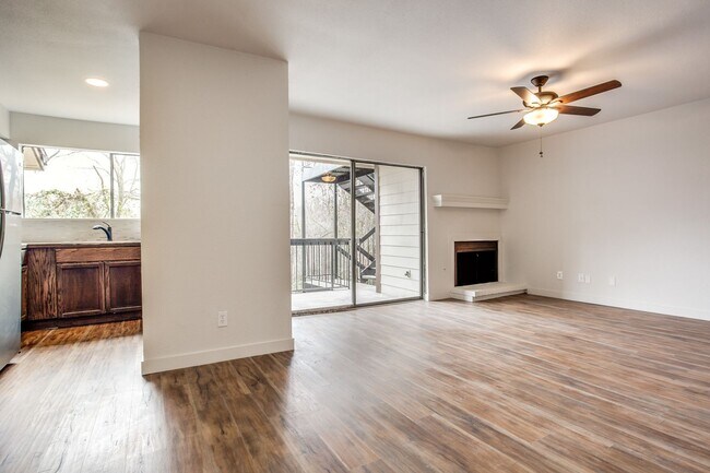 Building Photo - Creekside Condominumums Unit 33