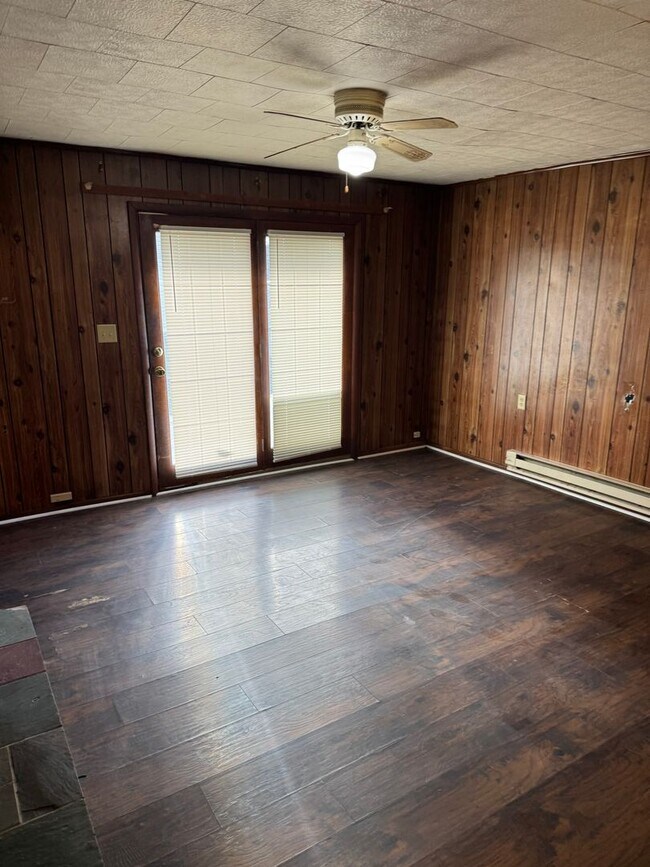 Building Photo - 3 bedroom, 1 bath, 2 story single family house