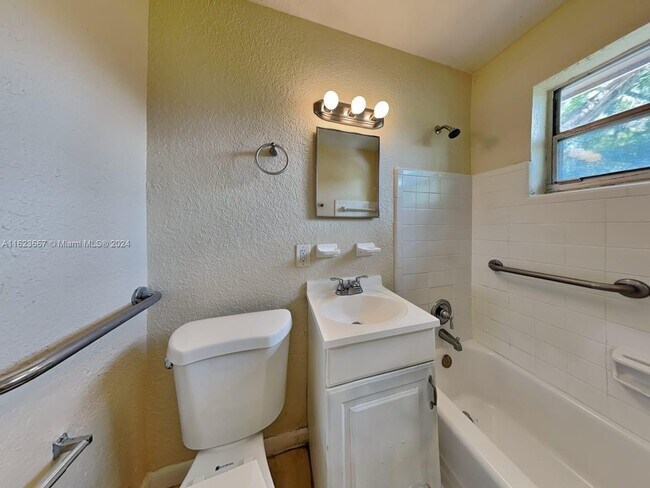 Building Photo - 5491 SW 6th St