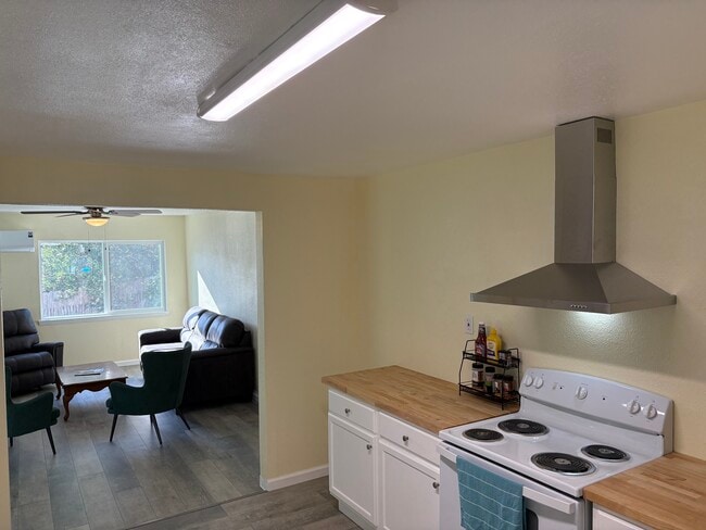 Building Photo - 620 Meadow Ln