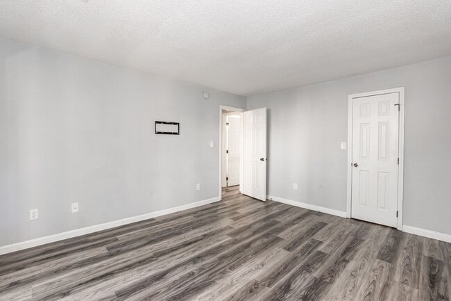 Building Photo - One Bedroom Condo With GREAT Location!