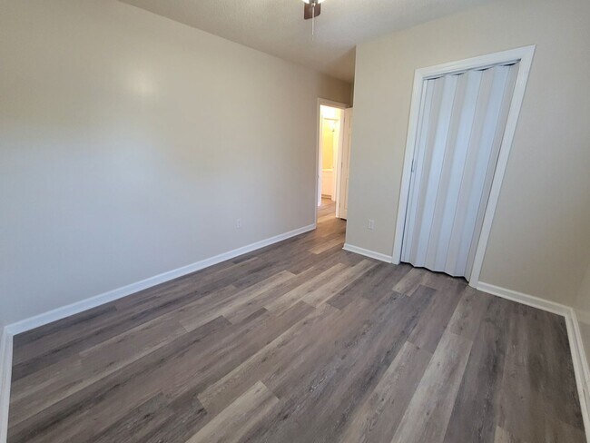 Building Photo - 3 bedroom 2 bath brick ranch in great loaction .