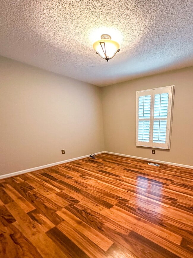 Building Photo - 3-Bedroom Ranch on 1 Acre in Oxford