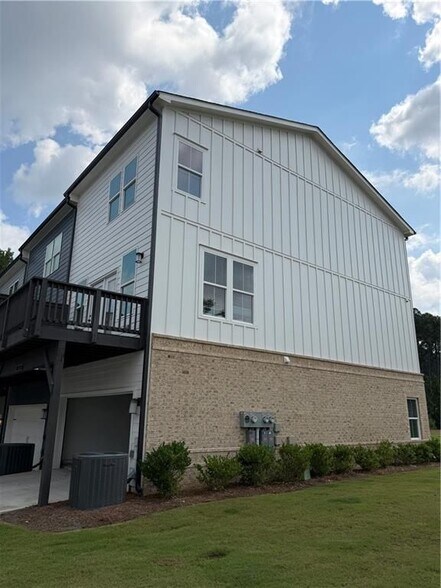 Building Photo - 900 Colton Dr