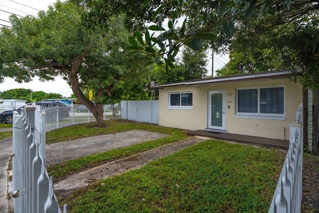 Building Photo - 5551 SW 37th St