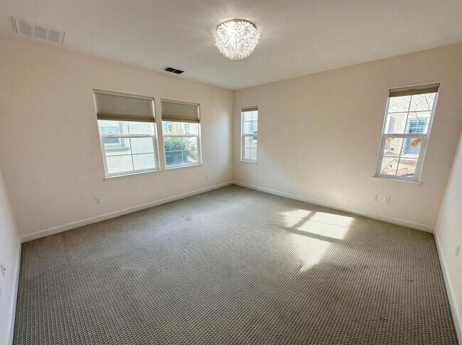 Building Photo - Beautiful 3BD Home in Hayward – Over 2,200 Sq Ft of Comfortable Living