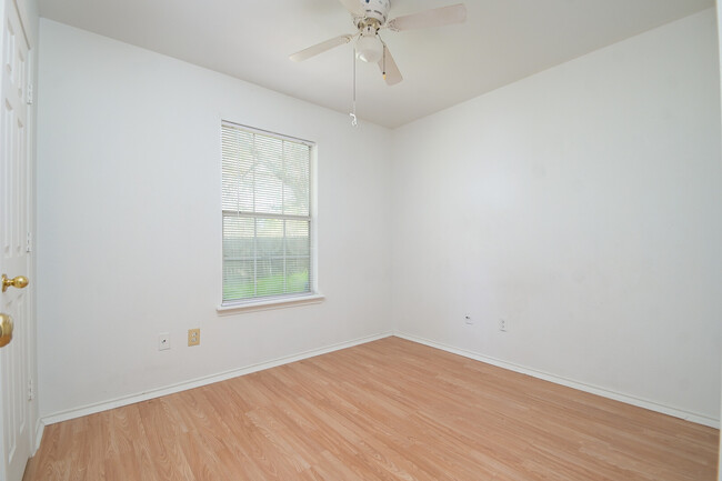 Building Photo - 716 Lago Vista St