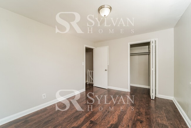 Building Photo - The living is easy in this 3 bedroom, 1 bathroom townhome