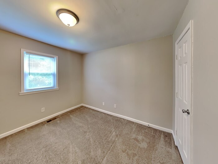 Building Photo - 2784 Warren Rd