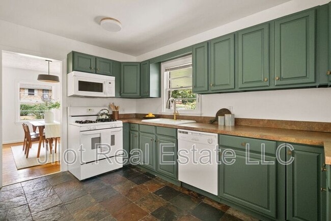 Building Photo - 2855 Monticello Pl