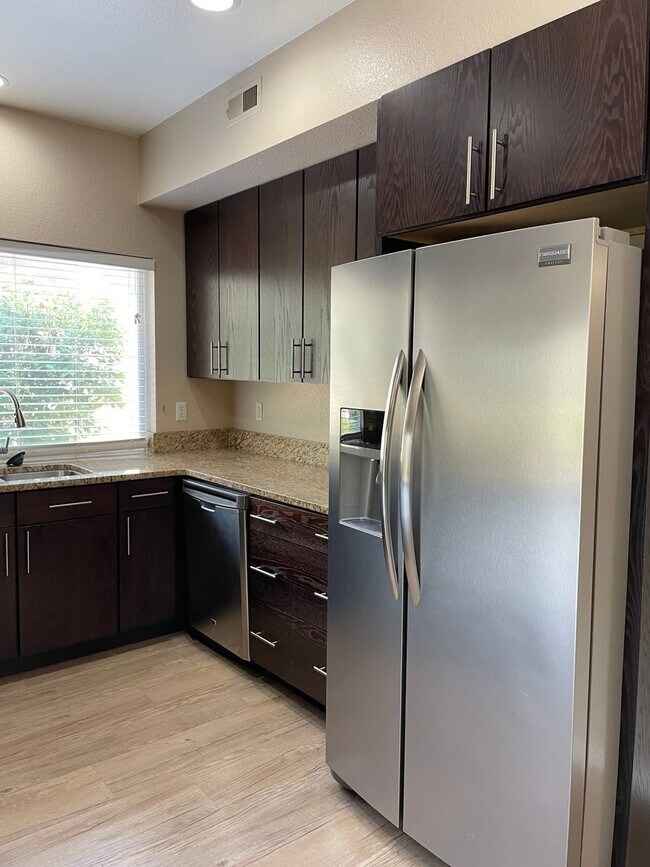 Building Photo - 5225 White Willow Dr