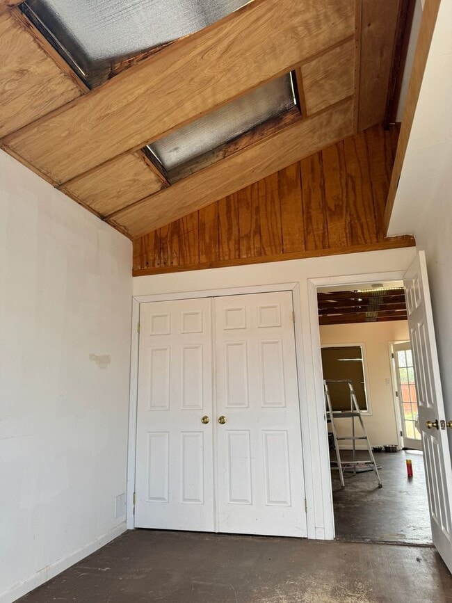 Building Photo - Cute, private, pet friendly 1 BD/ 1 bath h...