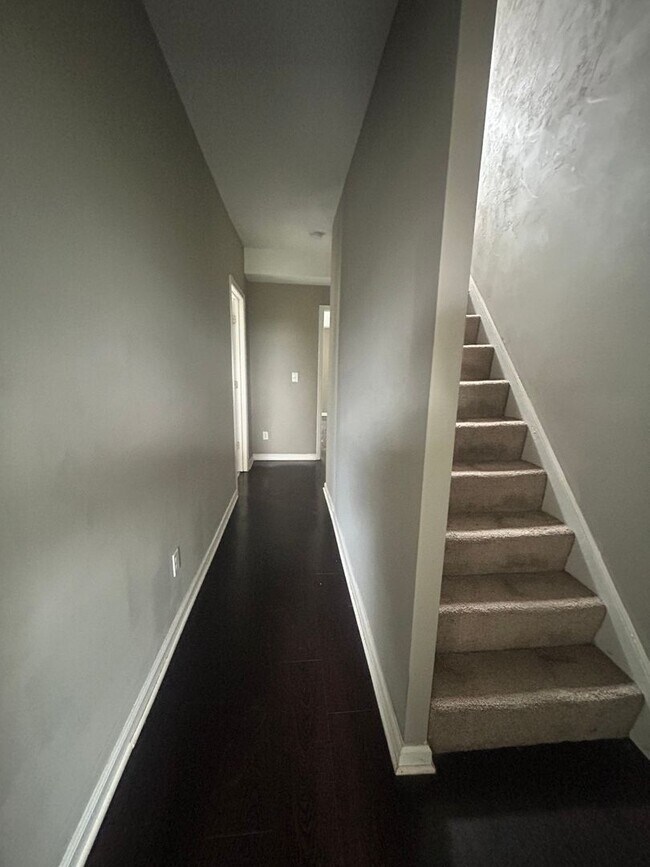 Building Photo - This end-of-row townhome Old Uptown Harris...