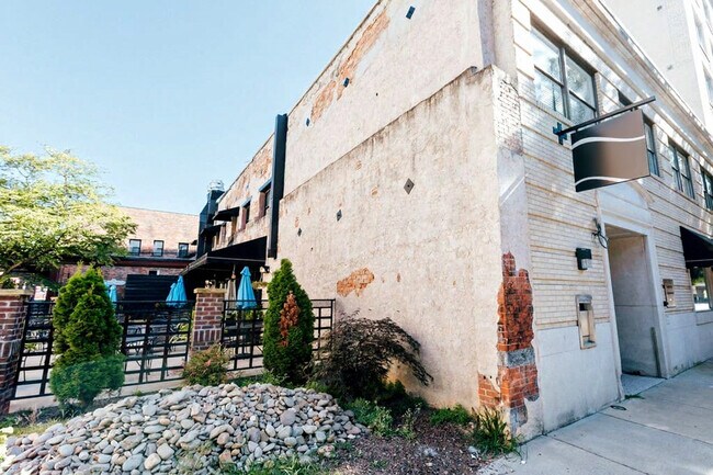 Building Photo - 202 E Main St